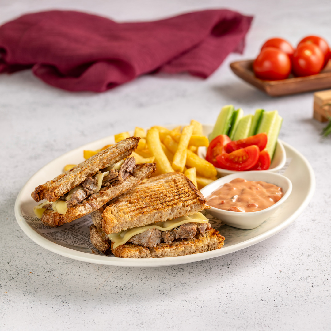 Alaçatı Kavurmalı Kaşarlı Tost