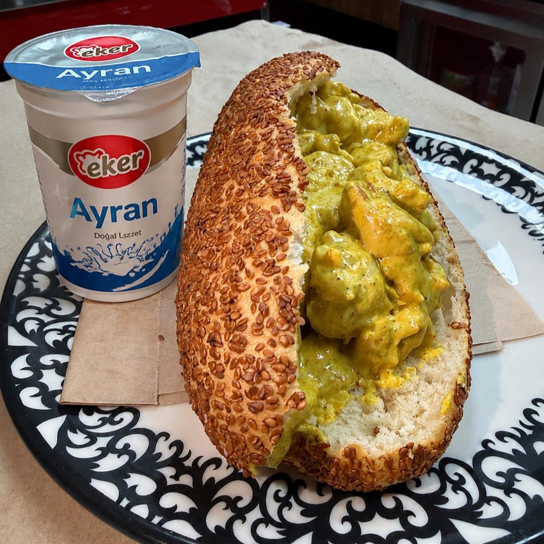 Köri Soslu Tavuk Ekmek Arası
