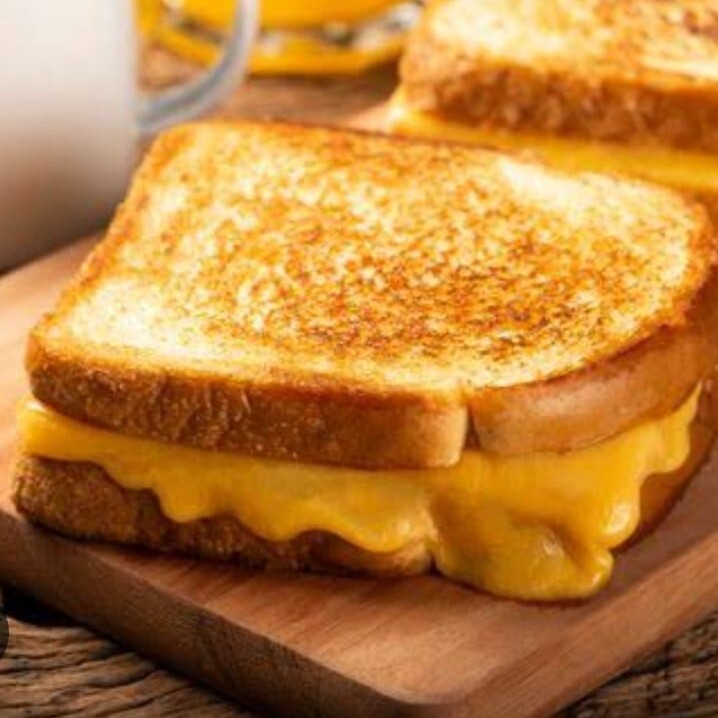Tost Ekmeğine Yumurtalı Sucuklu Salçalı