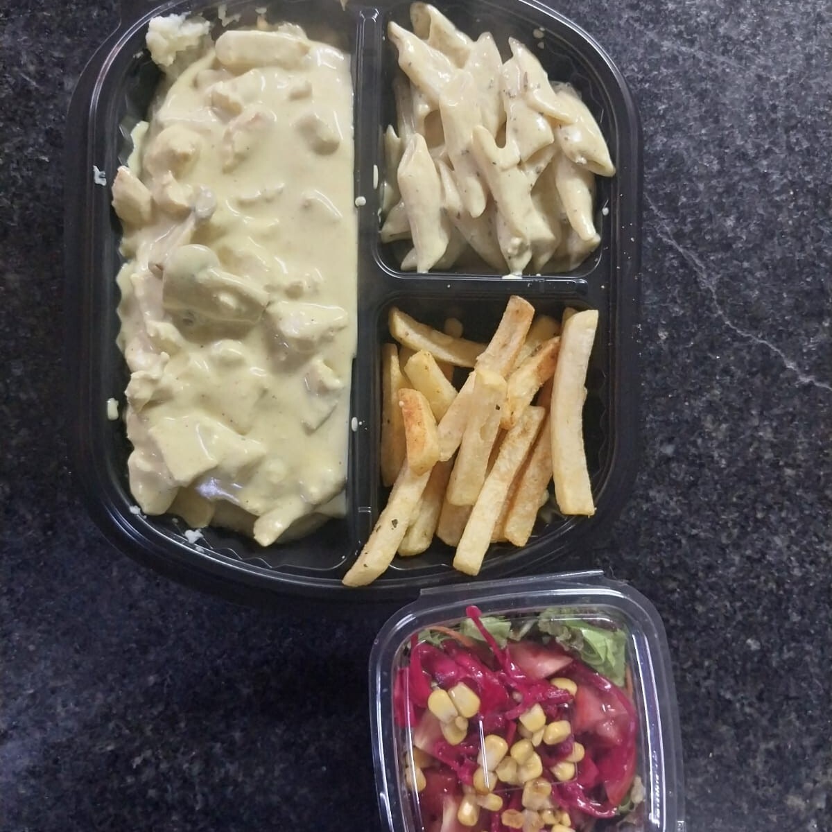 Tıka Masala Tavuk Menü ( patates cipsi + makarna + salata + turşu )