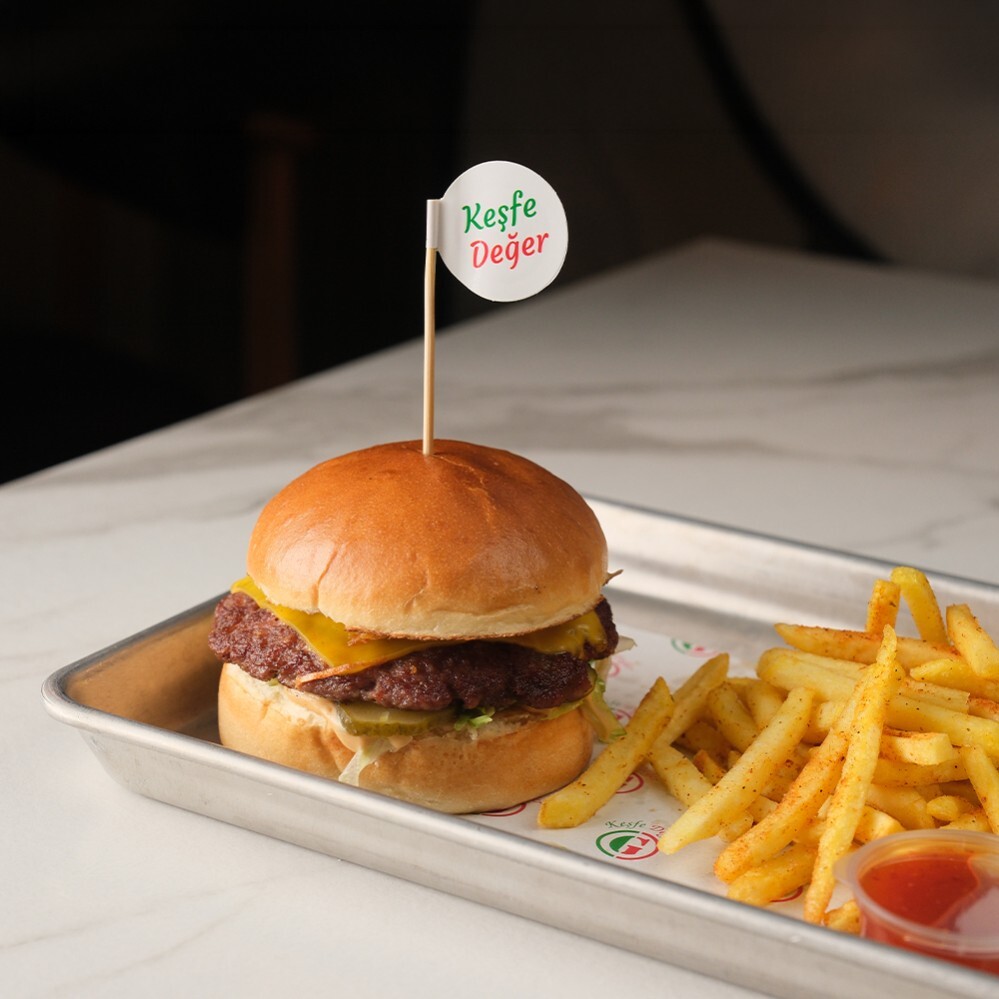 Cheese Burger & Patates + İçecek