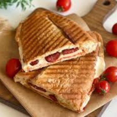 Sucuklu Tost yarım ekmek +1adet Küçük Ayran