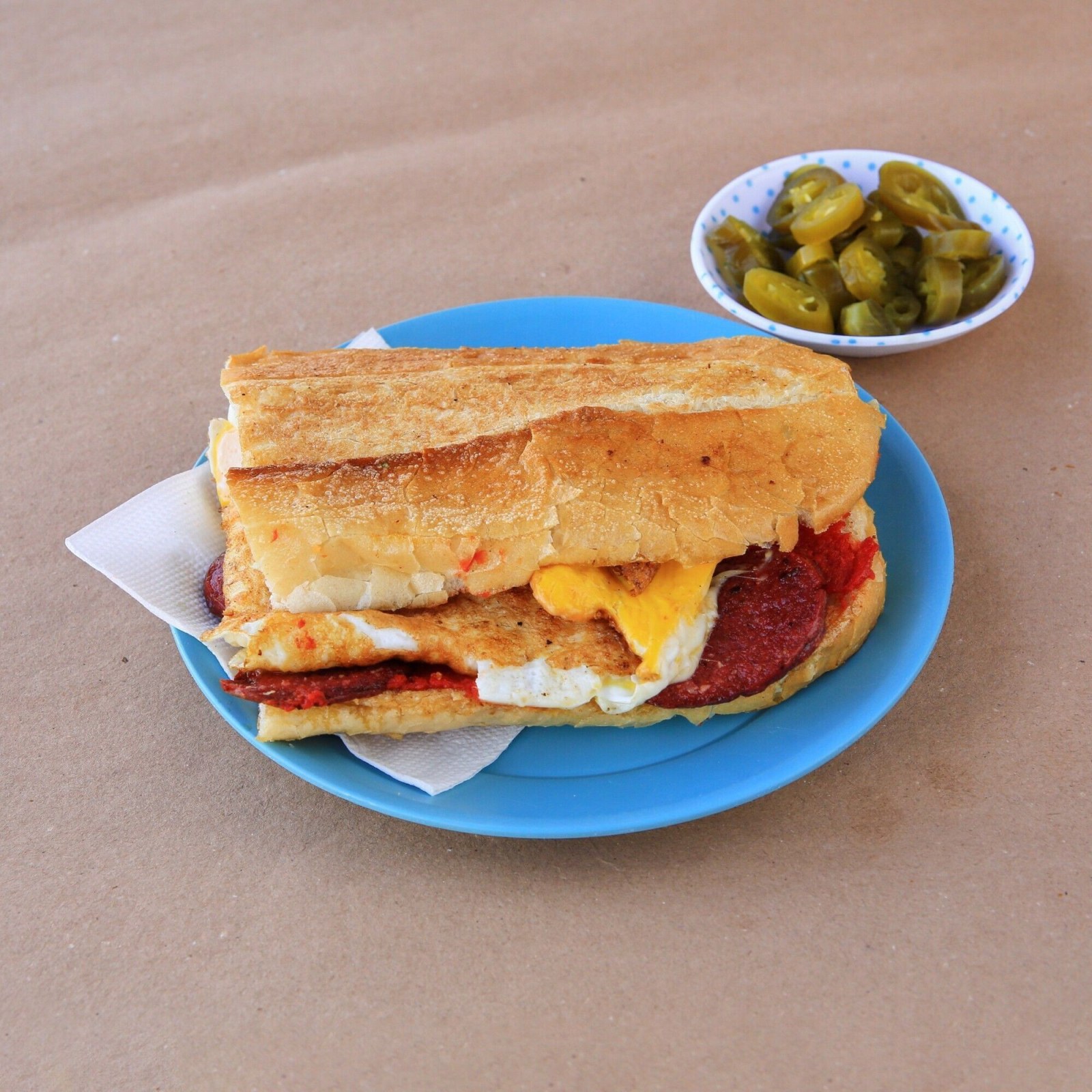 Yarım Ekmek Arası Sucuklu Yumurtalı Tost