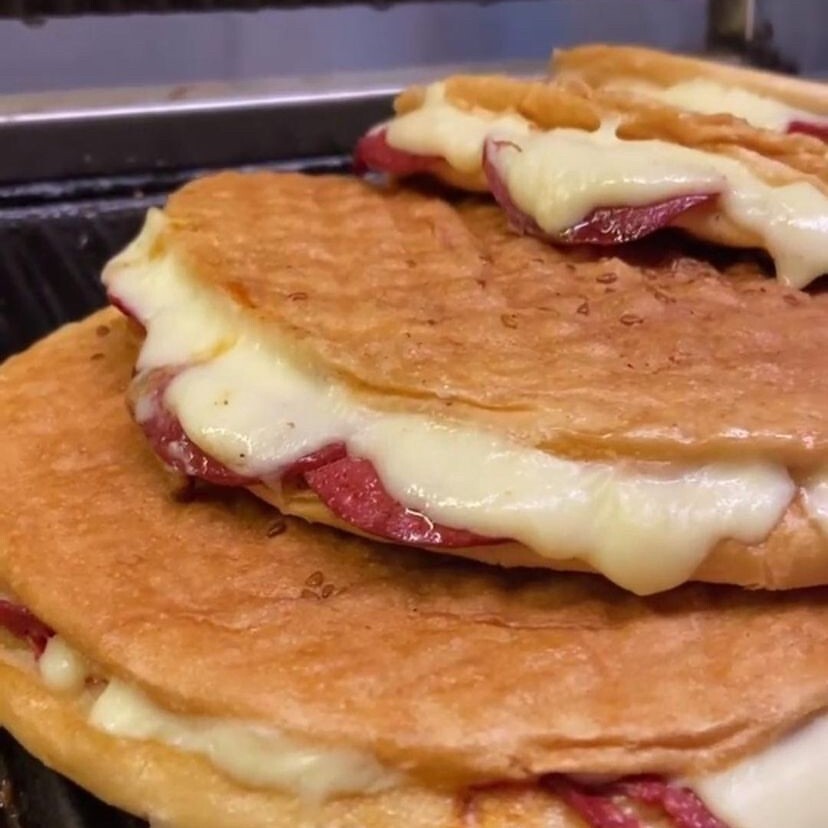 Sucuk Kaşarlı Karışık Tost Yanında Ayran