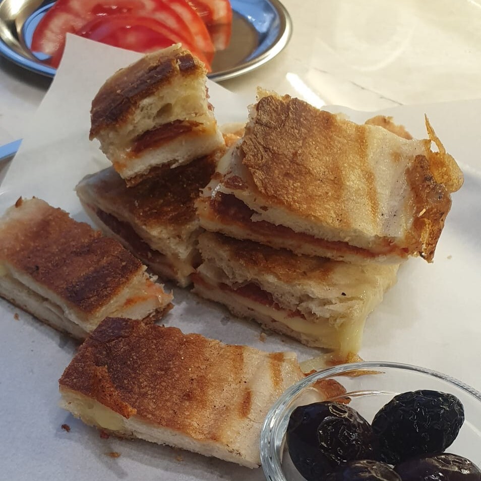 Yarım Ekmek Sucuklu Tost