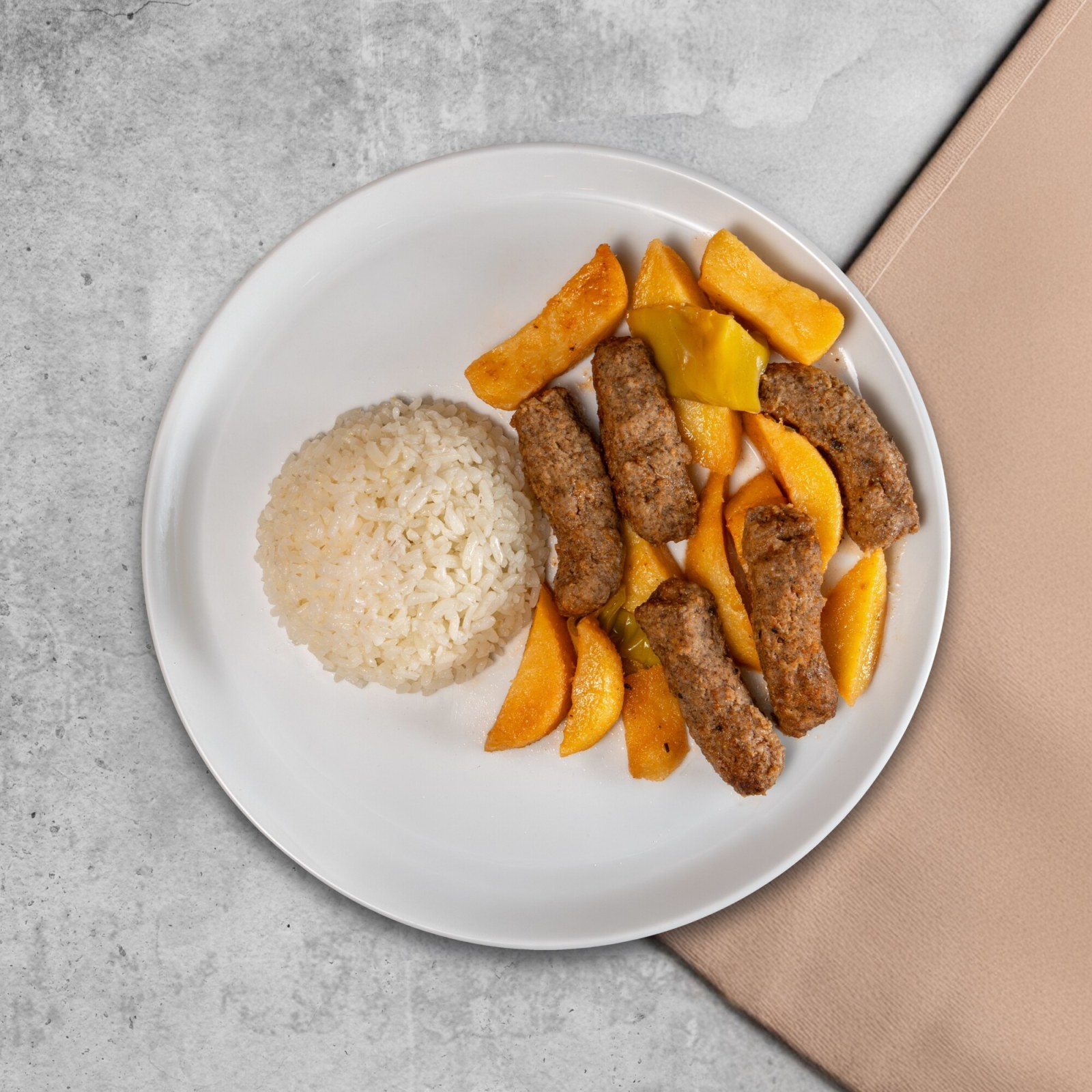 İzmir Köfte & Pirinç Pilavı
