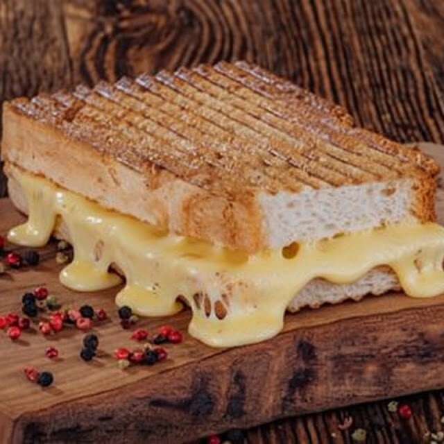 Tava Ekmeğinde Bol Kaşarlı Tost