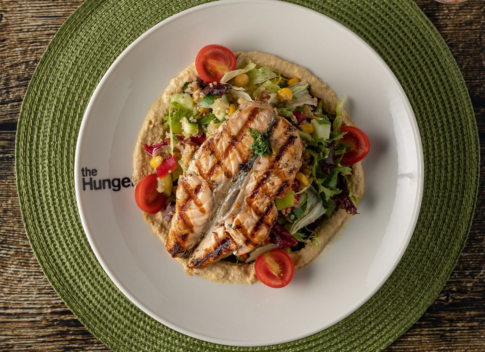 Humuslu Izgara Somonlu Kinoalı Salata