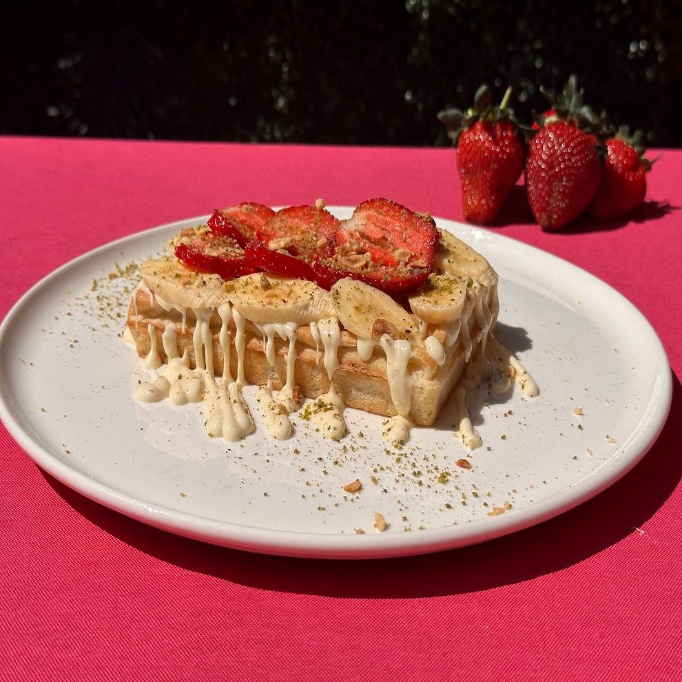 Beyaz Çikolatalı Muzlu & Çilekli Waffle