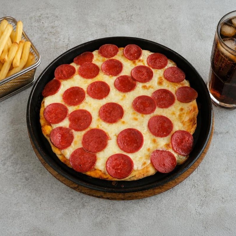 Sucuk Sever Pizza Menü