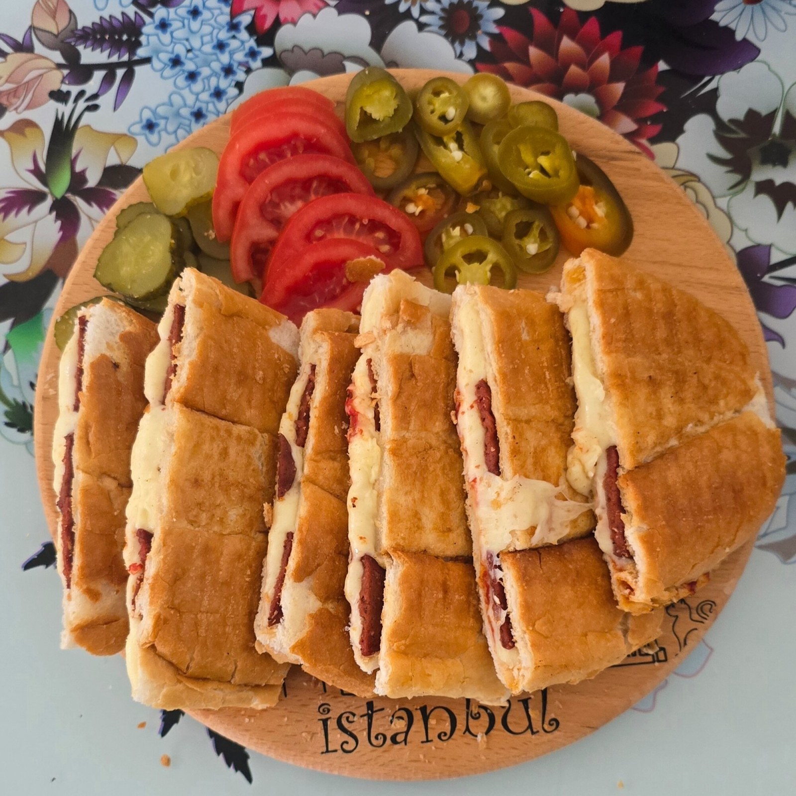 3 Çeyrek Karışık Tost (300ml) Ayran İkram