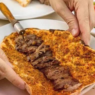 Lahmacun Arası Cağ Kebap
