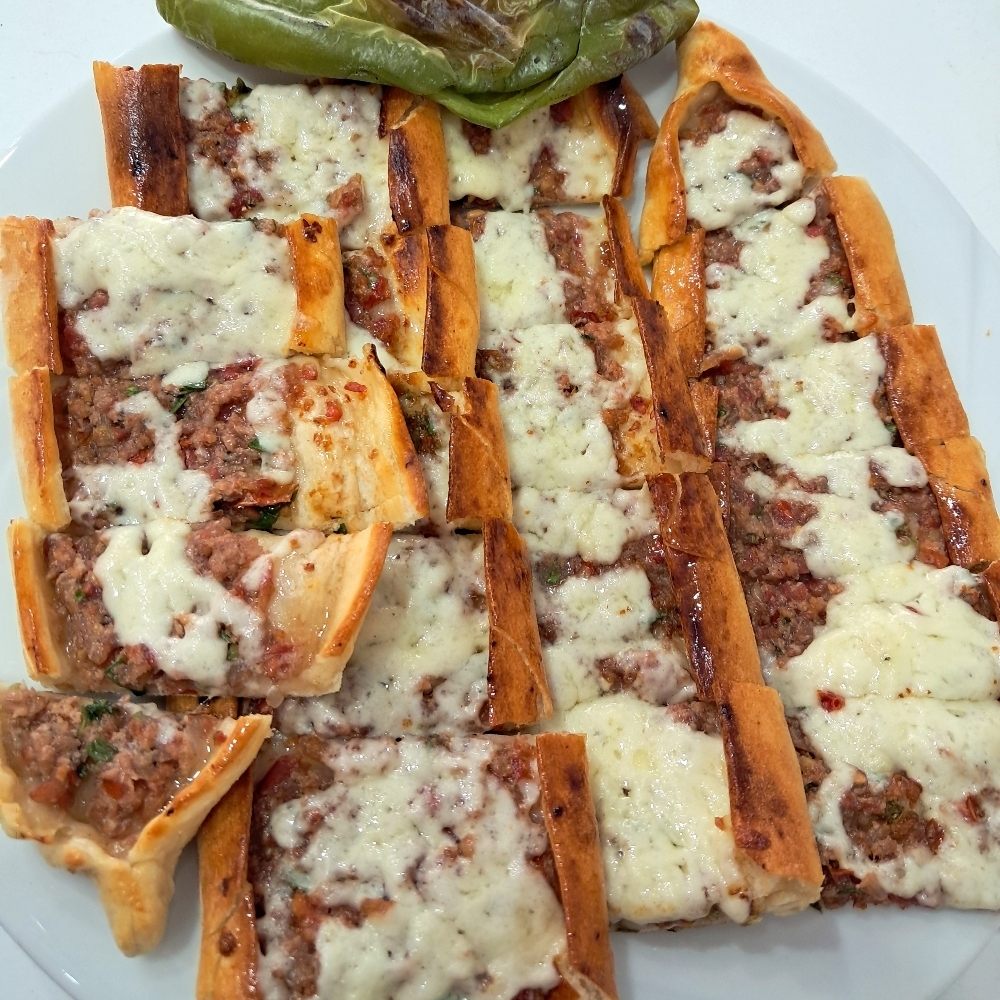 Kıymalı Kaşarlı Pide