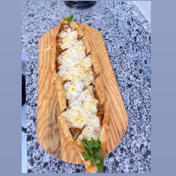 Kıymalı Kaşarlı Pide
