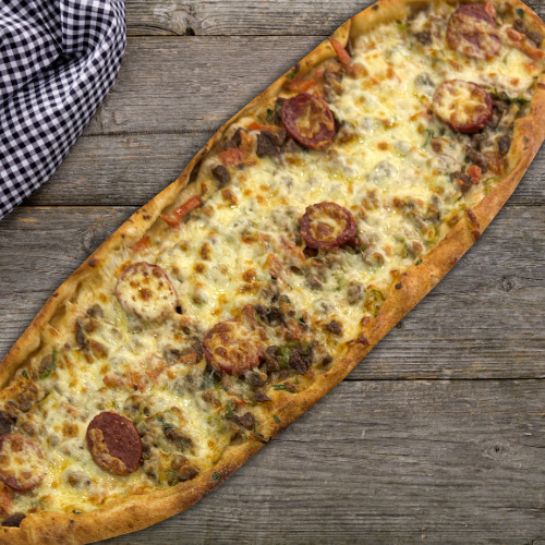 Sucuklu Kuşbaşılı Kaşarlı Pide