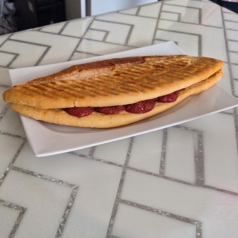Bütün Sucuklu Tost