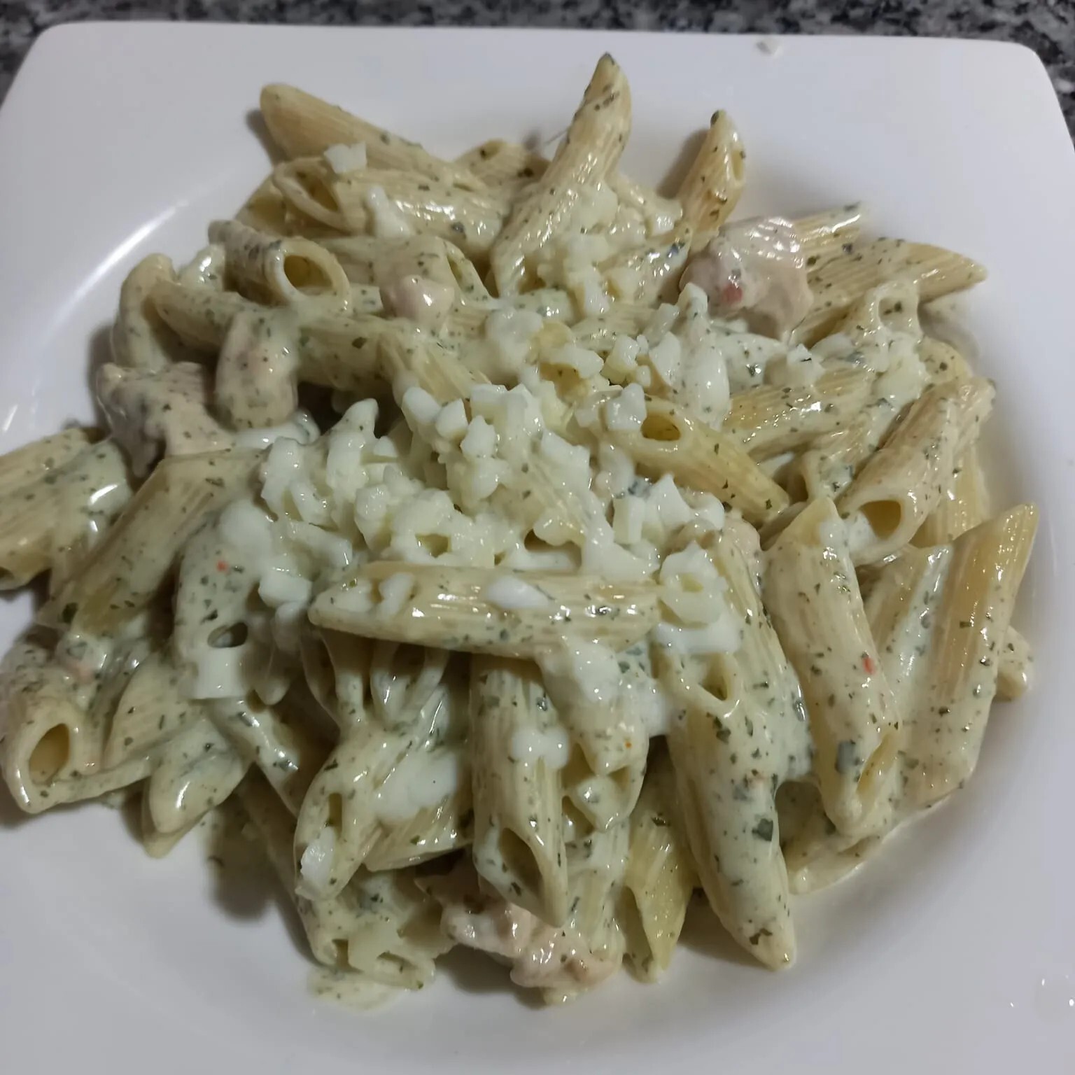 Pesto Soslu Tavuklu Penne