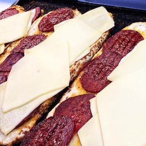 Susamlı Sucuklu Tost