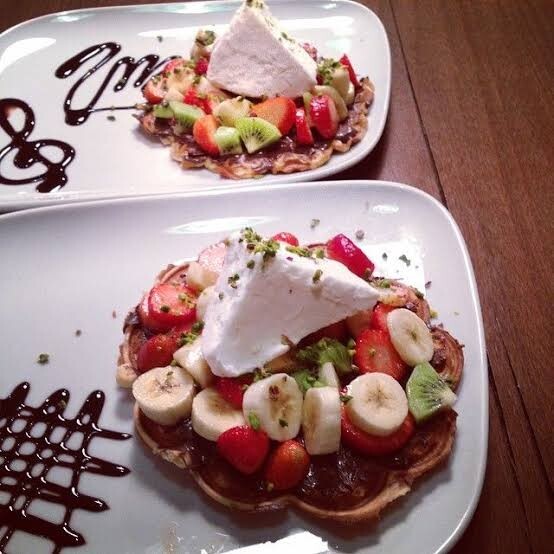 Dondurmalı Çilekli Muzlu Waffle (Karışık)