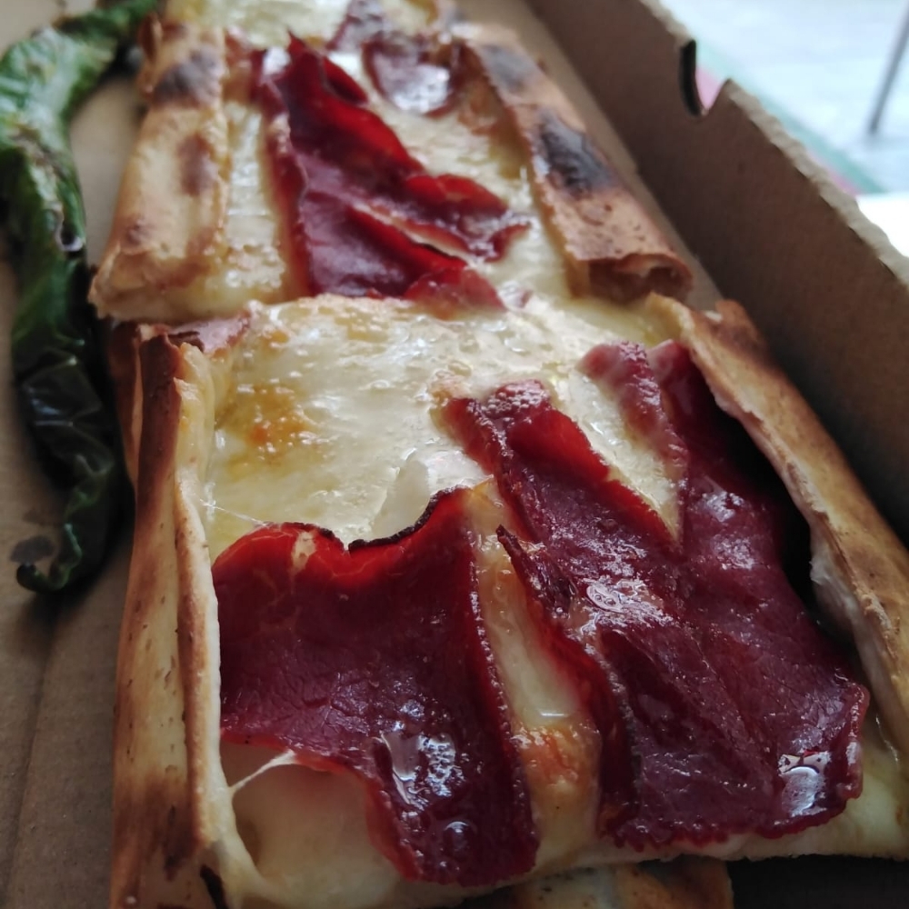 Kaşarlı Pastırmalı Pide