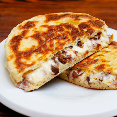 Kavurmalı Kaşarlı Bazlama Tost