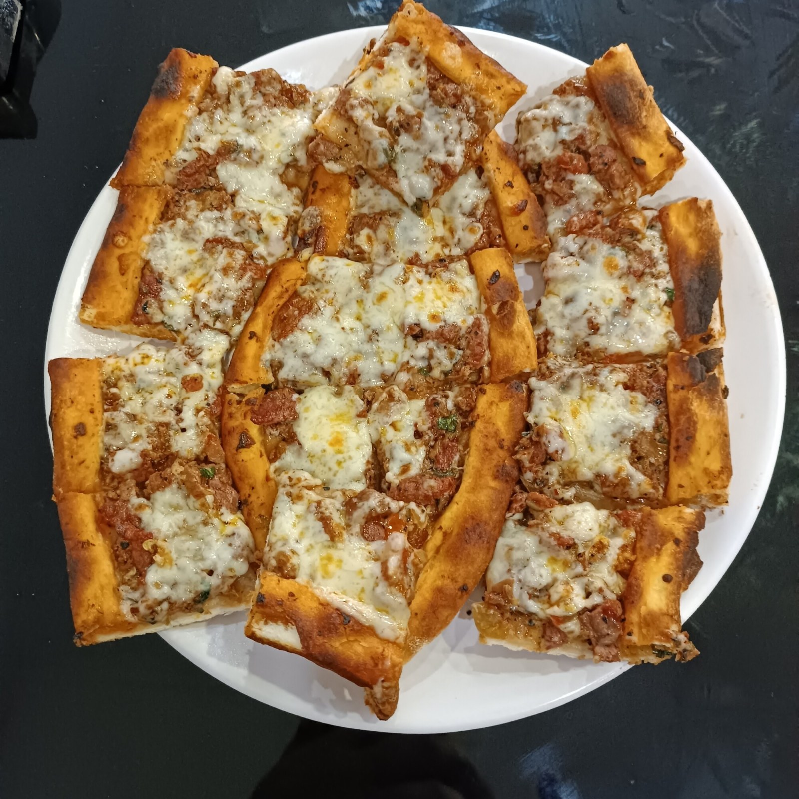 Kuşbaşılı Kaşarlı Pide