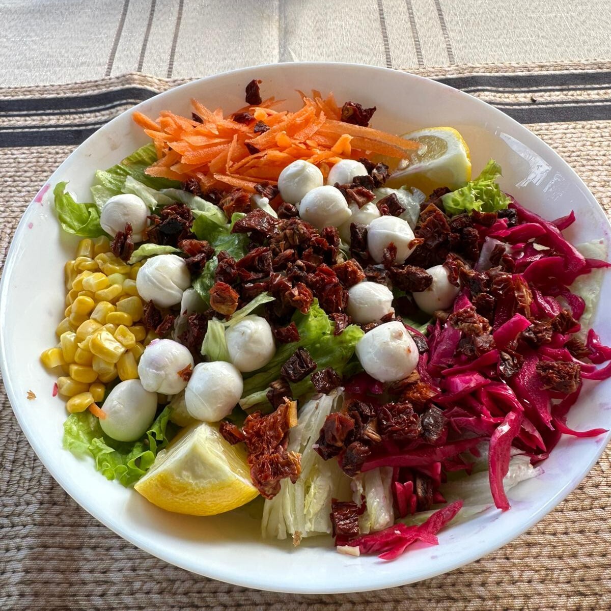 Kuru Domatesli Mozzarella Salata