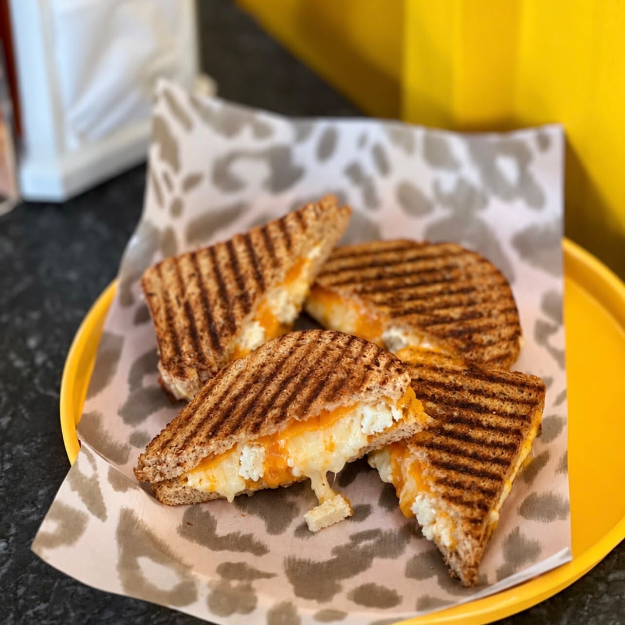 Formda Üç Peynirli Tost