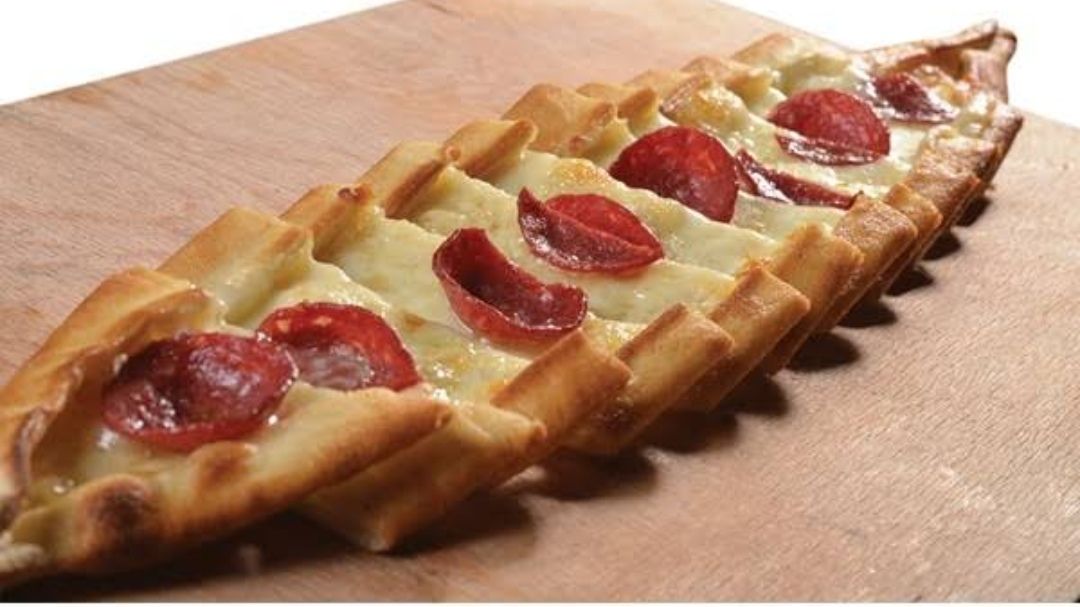 Kaşarlı Sucuklu Pide+Coca Cola 330 ml