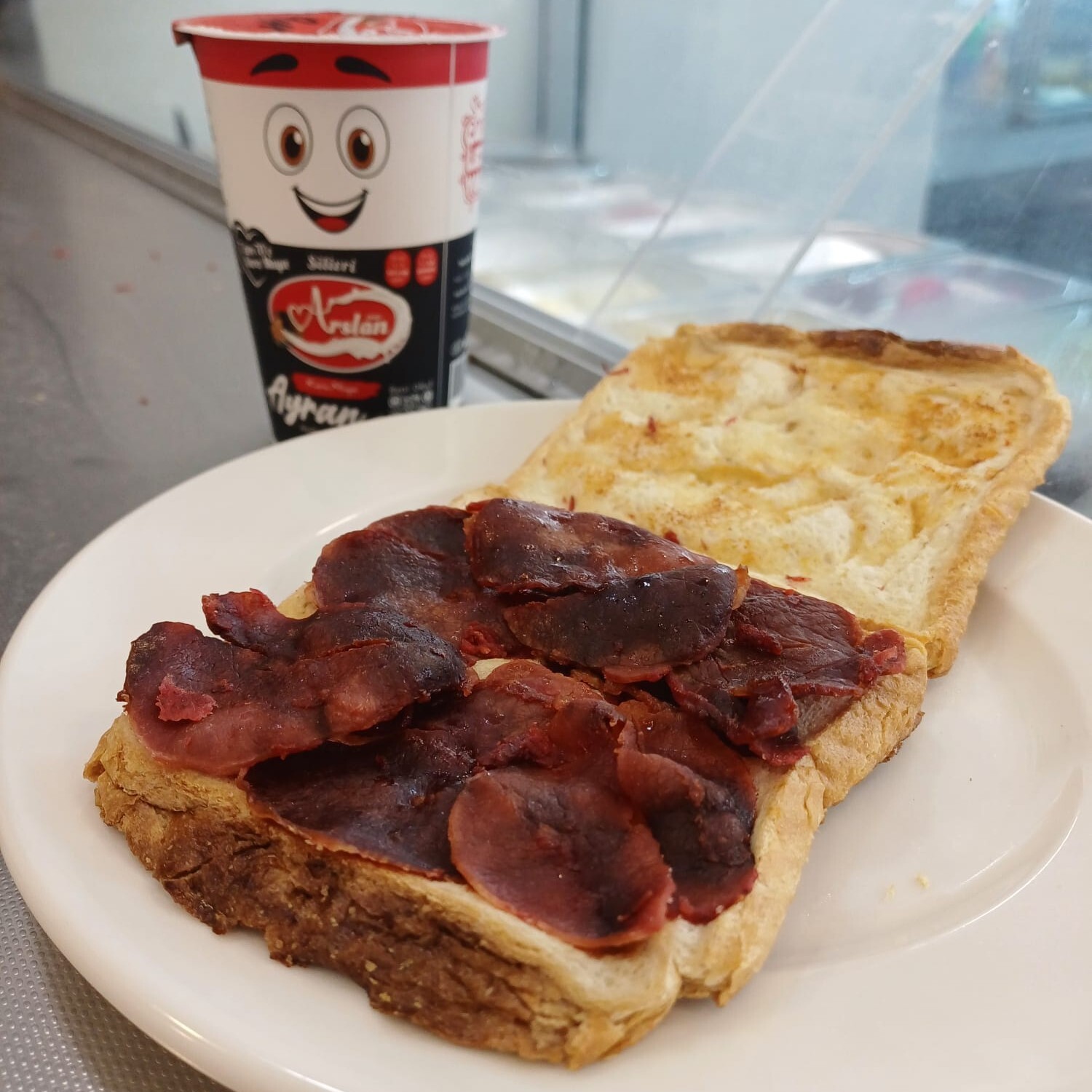 Tereyağlı Şahin Antrikot Pastırmalı Tost Yanında Ayran Hediye