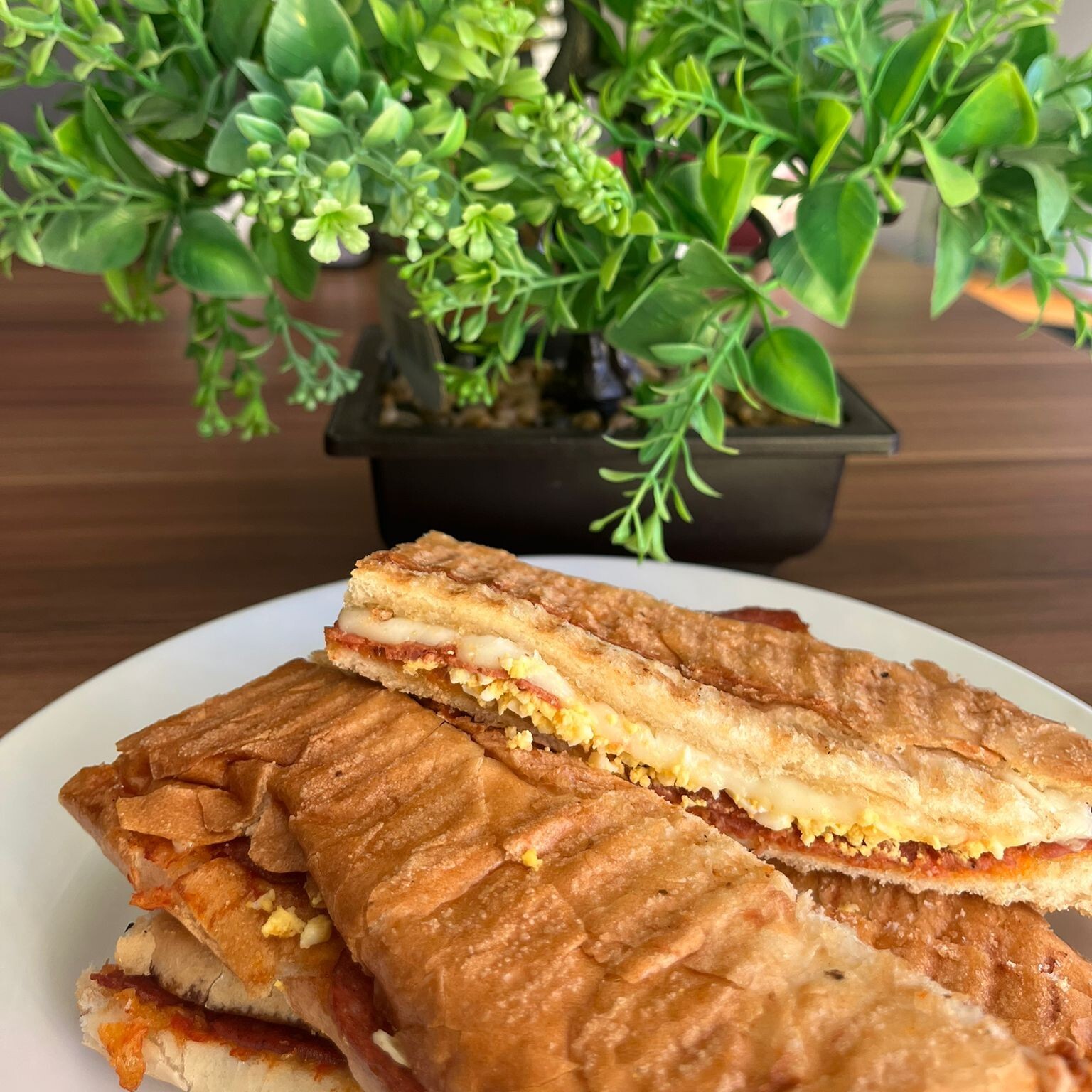 sucuk, haşlanmış yumurta,kaşar tost