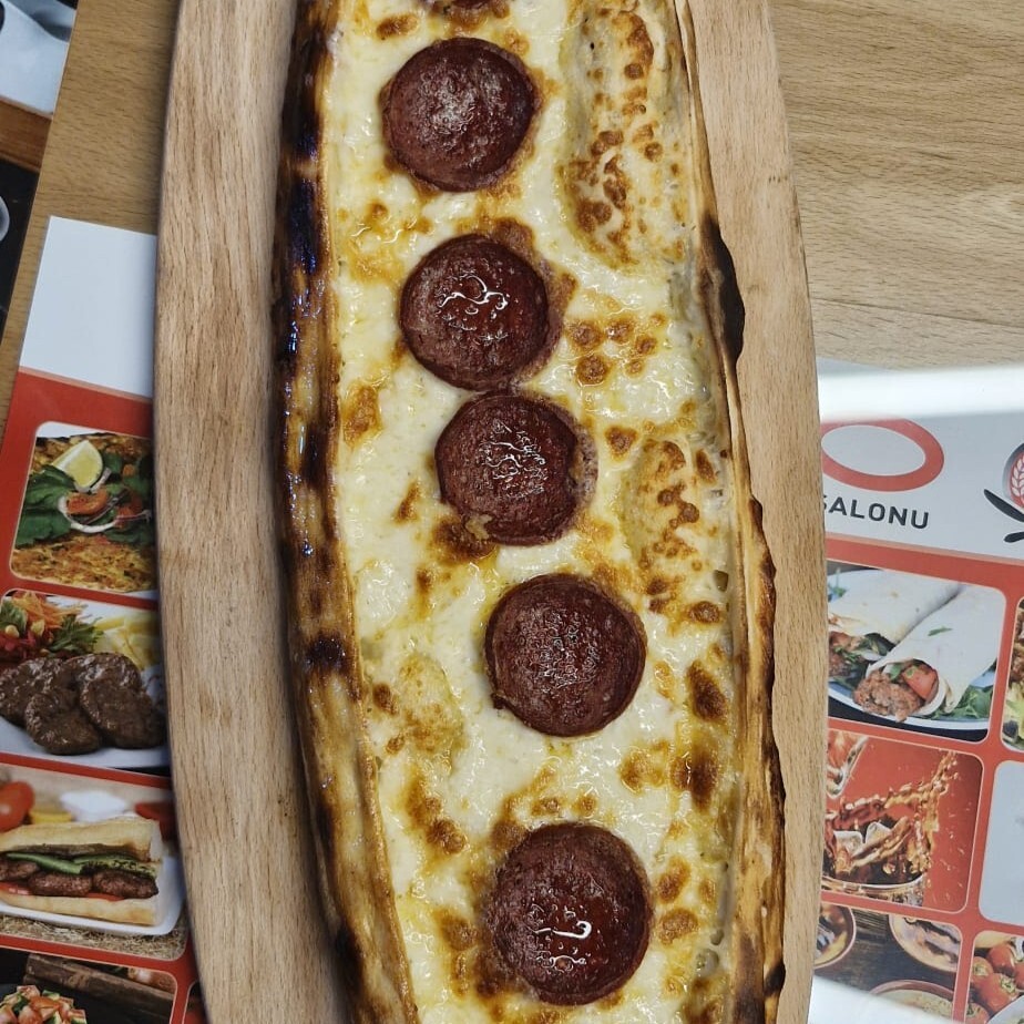 Sucuklu Kaşarlı Pide