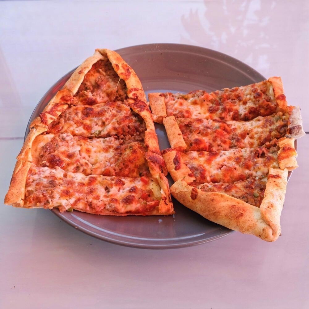 Kavurmalı Kaşarlı Yumurtalı Pide