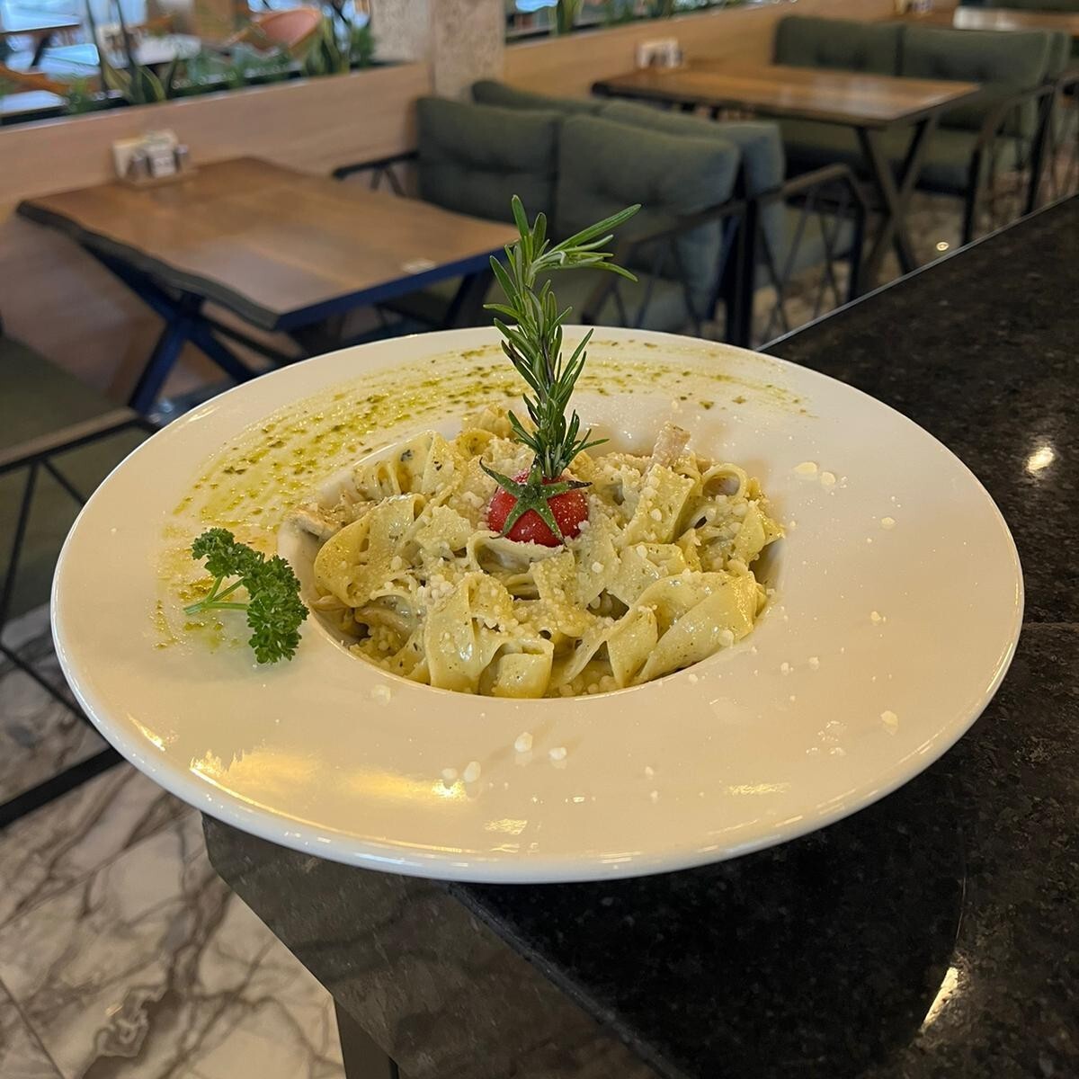 Pesto Soslu Tavuklu Fettuccine