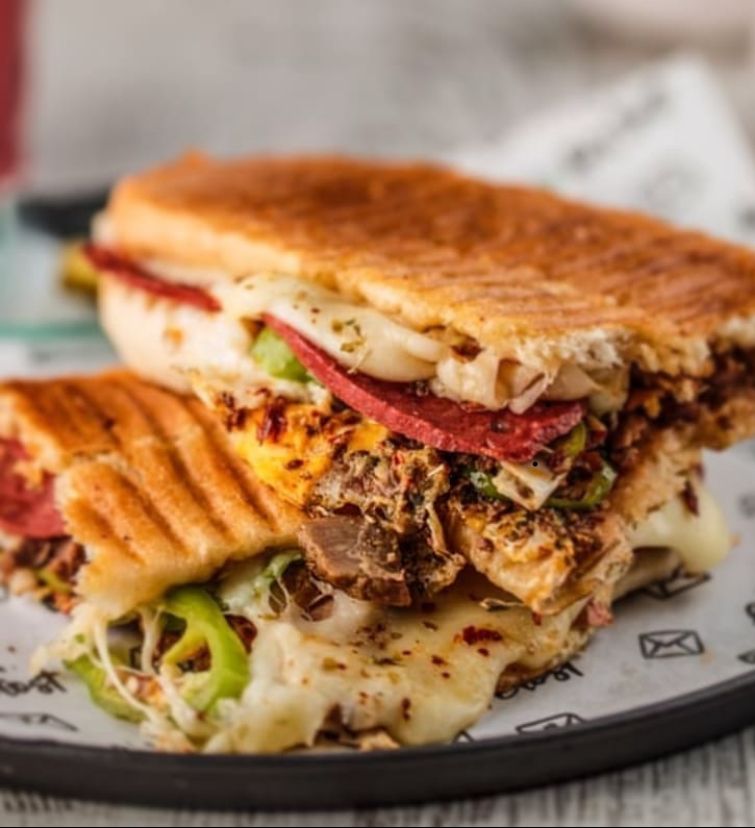 sivas kavurma kaşarlı tost 130gr özel ekmeğe ev yapımı salça kullanılarak servis edilir