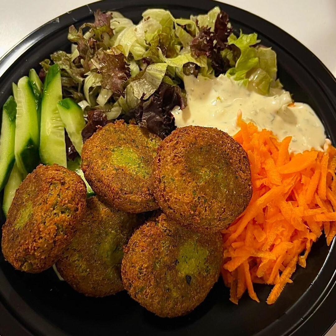 Falafelli Salata