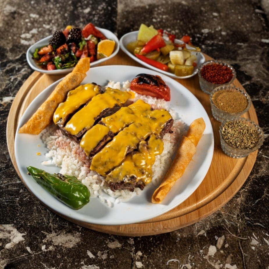 Pilav Üstü Cheddarlı Antrikot
