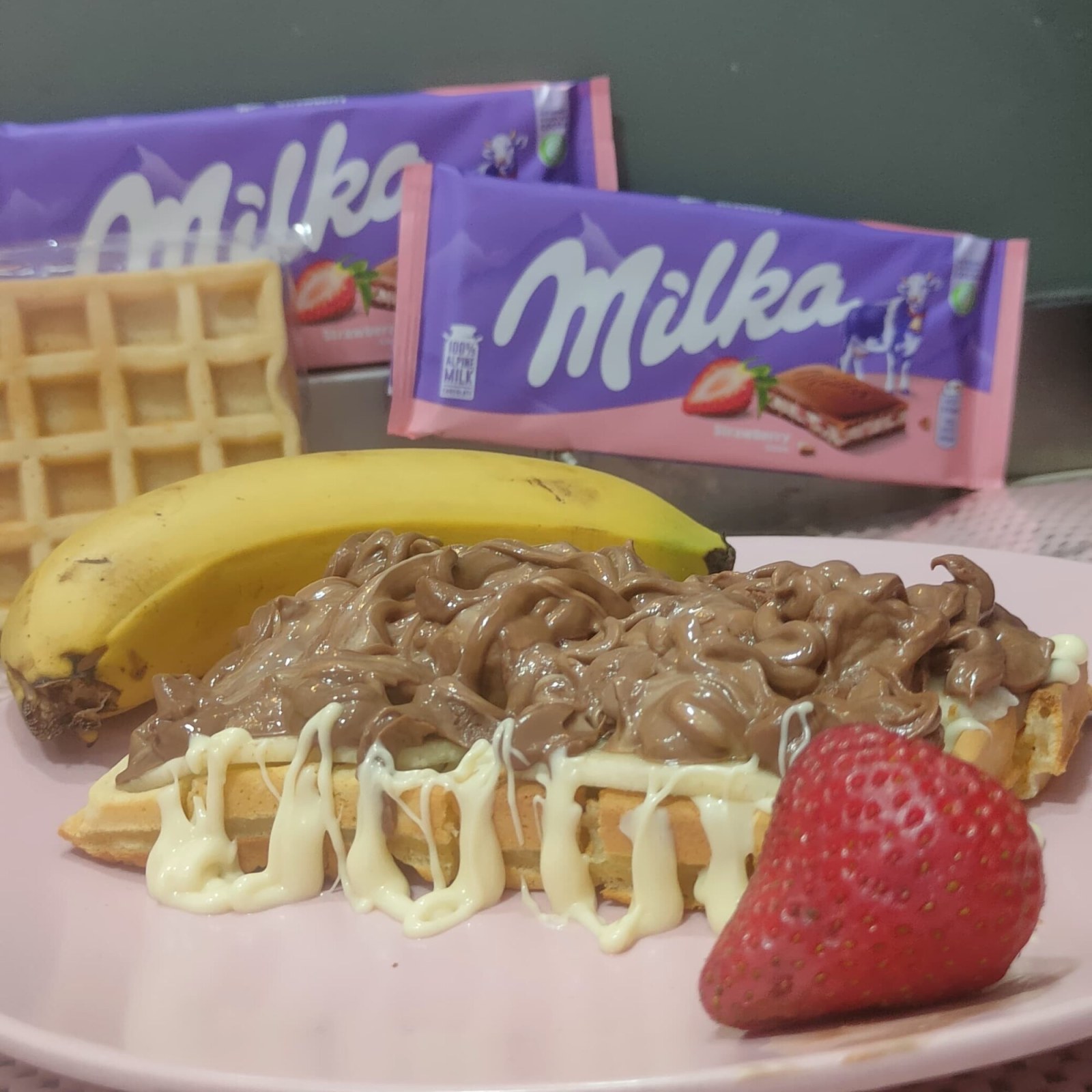 Strawberry Milka'lı Muzlu Çilekli Waffle (BÜYÜK)