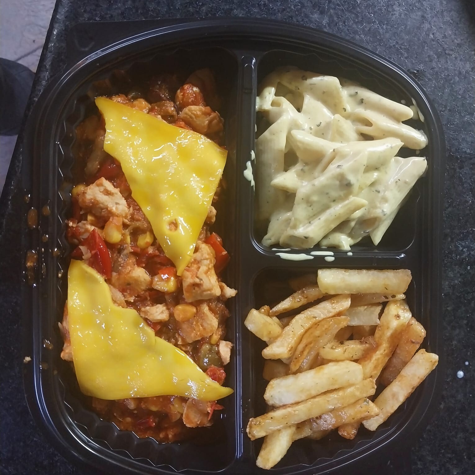 Meksika Usulü Tavuk Menü ( patates cipsi + makarna + salata + turşu )