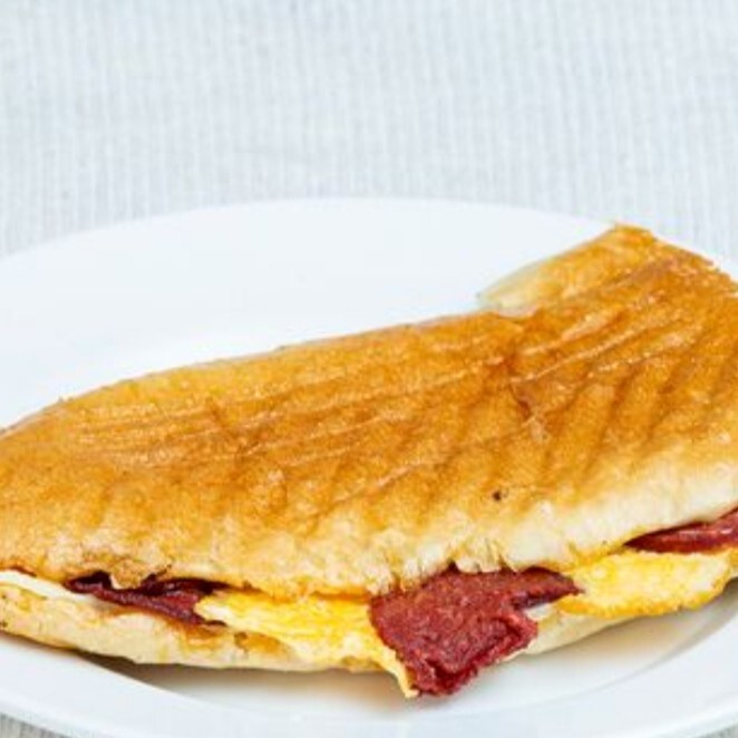 Yumurtalı Kaşarlı Sucuklu Tost