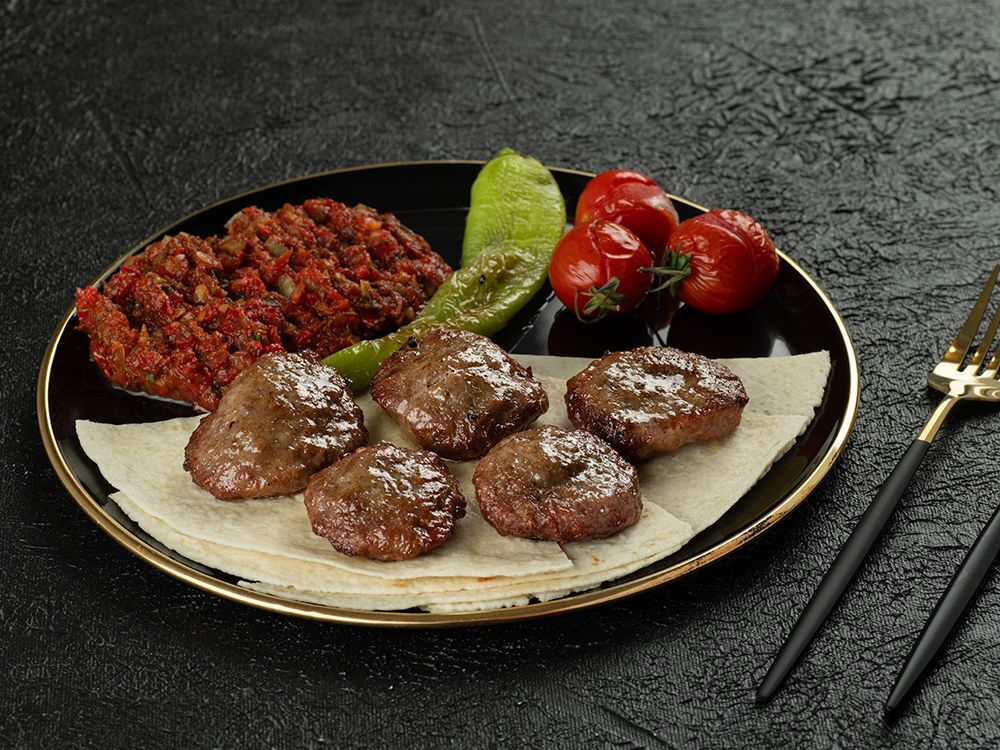 Izgara Köfte (Acılı Ezme ile)