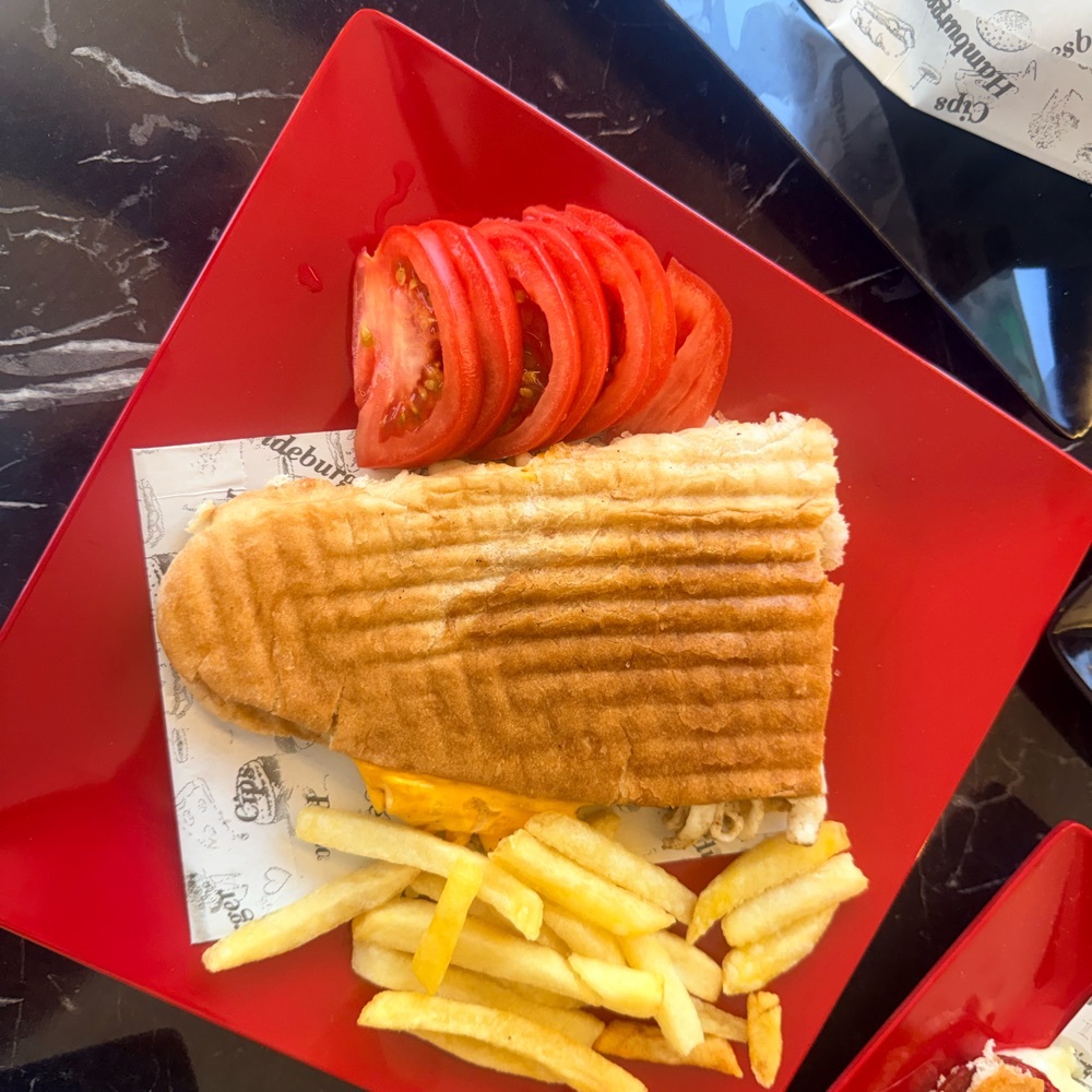 Yarım Ekmek Kaşarlı Tost