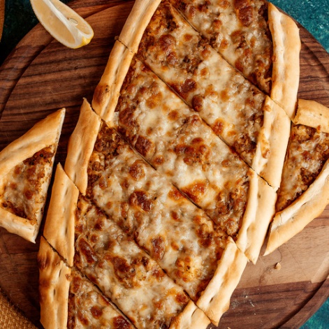 Kıymalı Kaşarlı Pide
