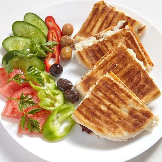 Kavurmalı Kaşarlı Bazlama Tost