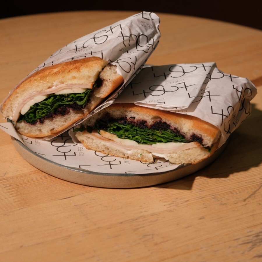Zeytin Ezmeli Hindi Füme Focaccia Sandviç