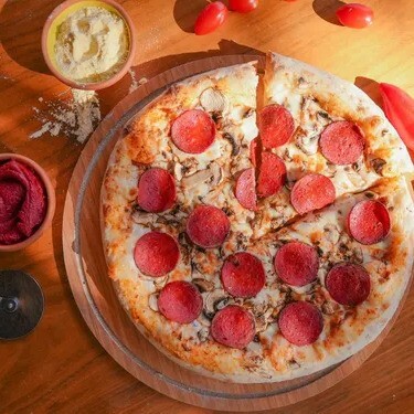 Parti Pizza Şöleni (Orta Boy )Vip Line Sos Bol Sosis Mısır ve Mantar ile Vip Gurme Pizza
