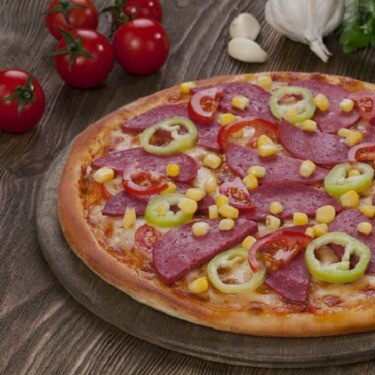 Salamlı Pizza Şöleni(Orta Boy) VIP Line Sos Mısırlı Biberli Salamlı VIP Gurme Pizza
