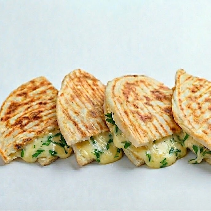 Erzincan Tulum Peynirli & Maydanozlu Bazlama Tost