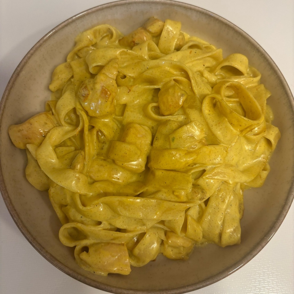 Köri Soslu Tavuklu Fettuccine