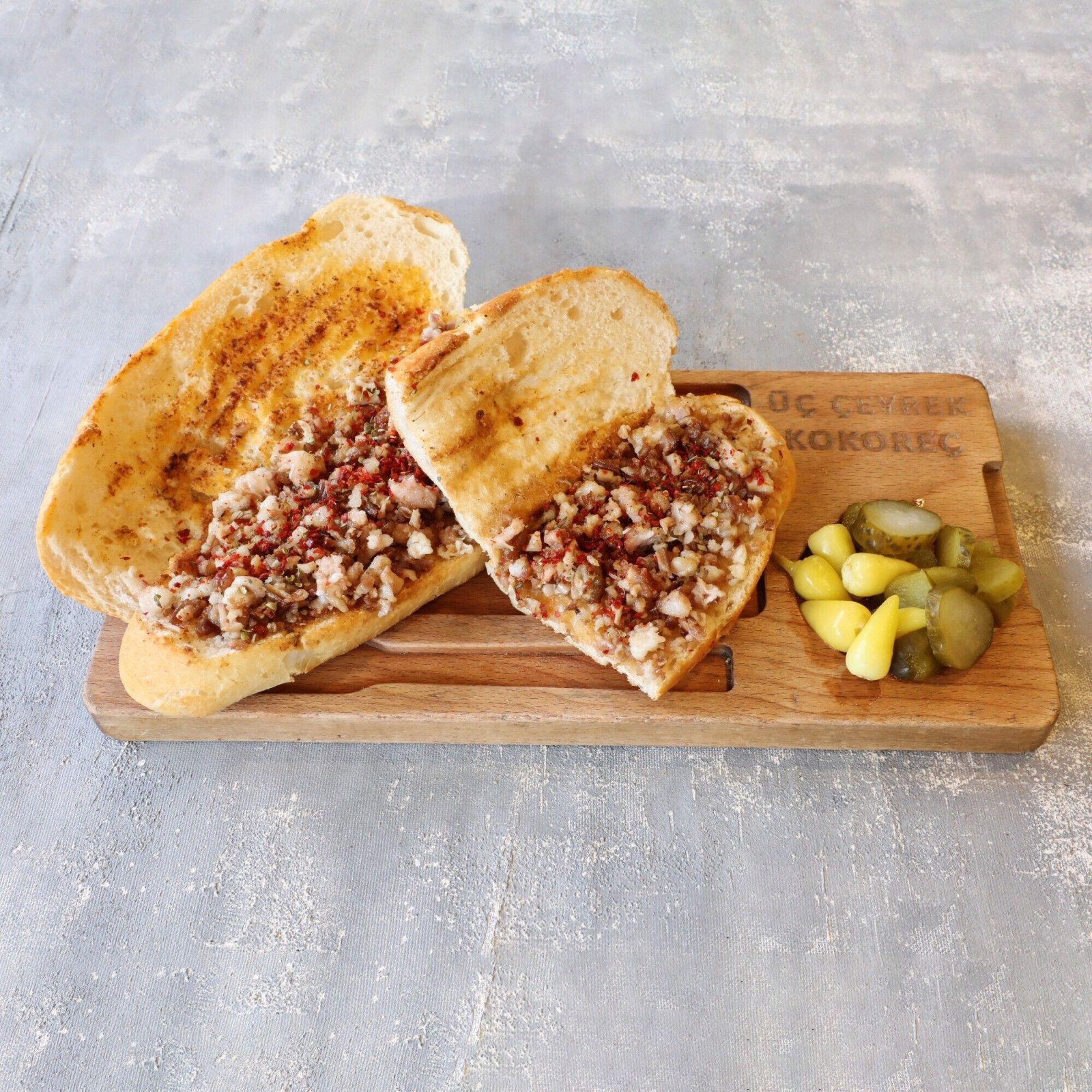 Üç Çeyrek Kuzu Kokoreç